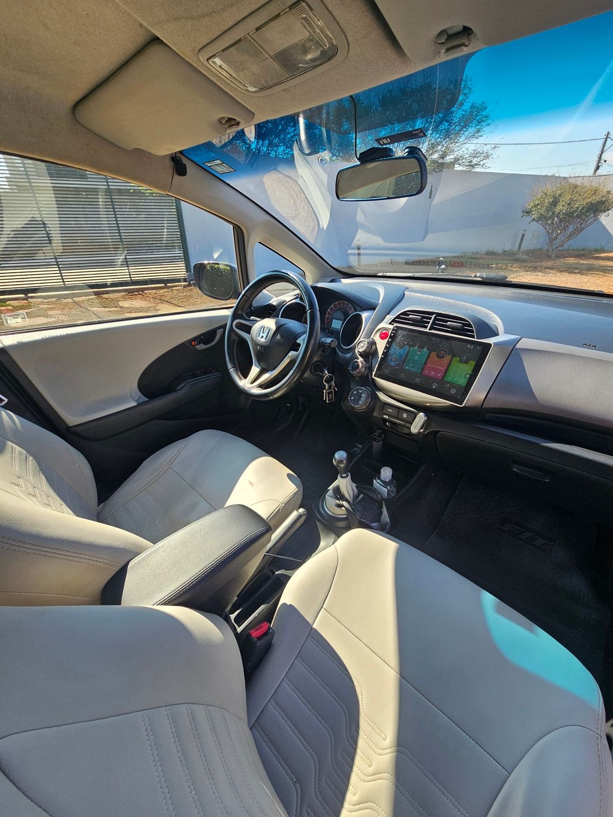 Bancos dianteiros em couro cor ice do Honda New Fit