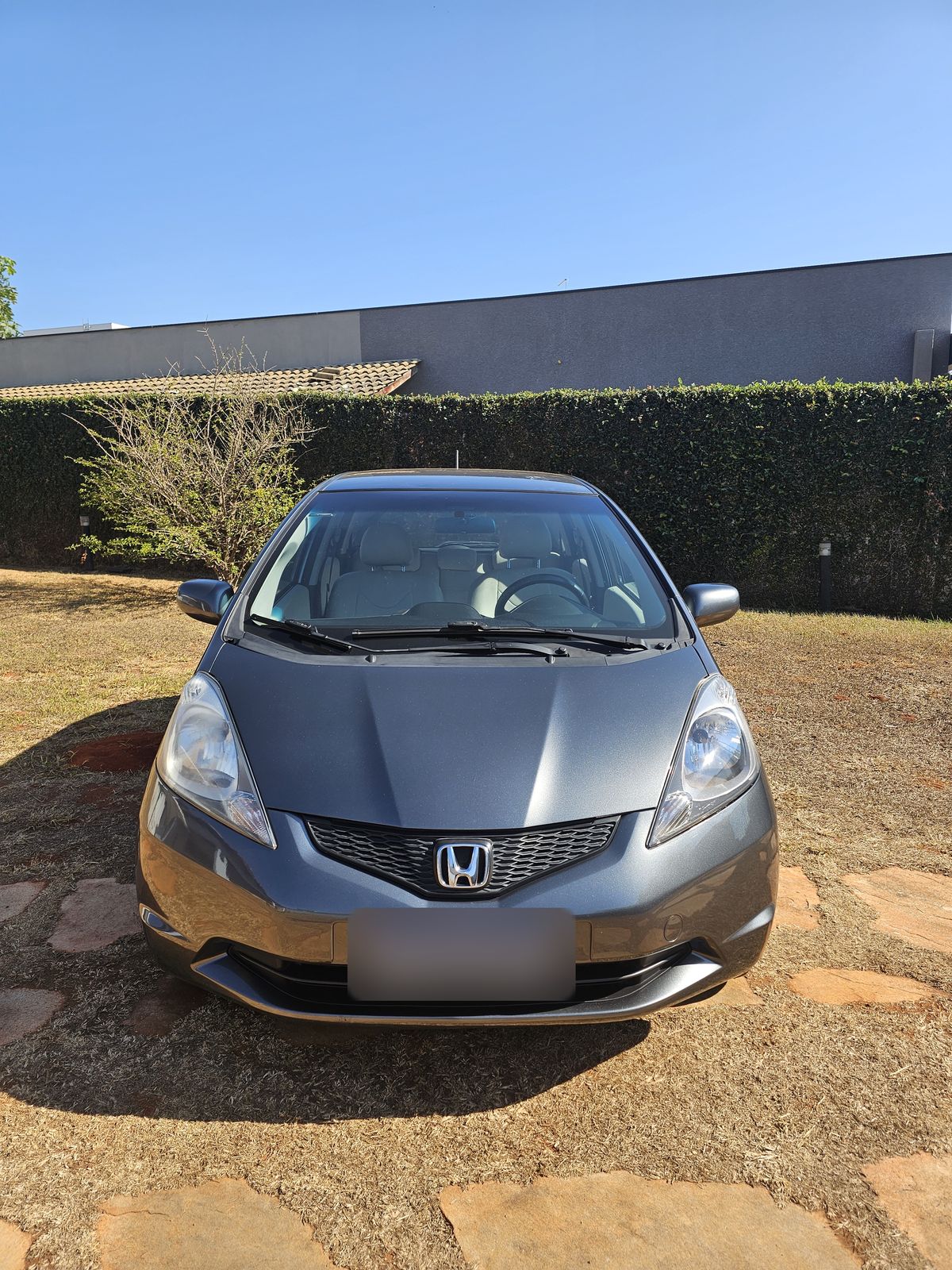Honda New Fit 2009 visto de frente, faróis e grade