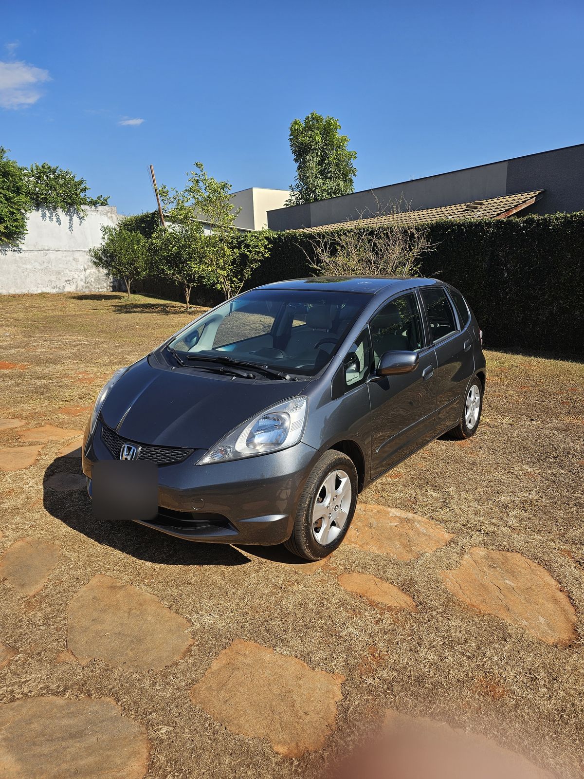 Honda New Fit 2009 cinza grafite, vista dianteira em três quartos
