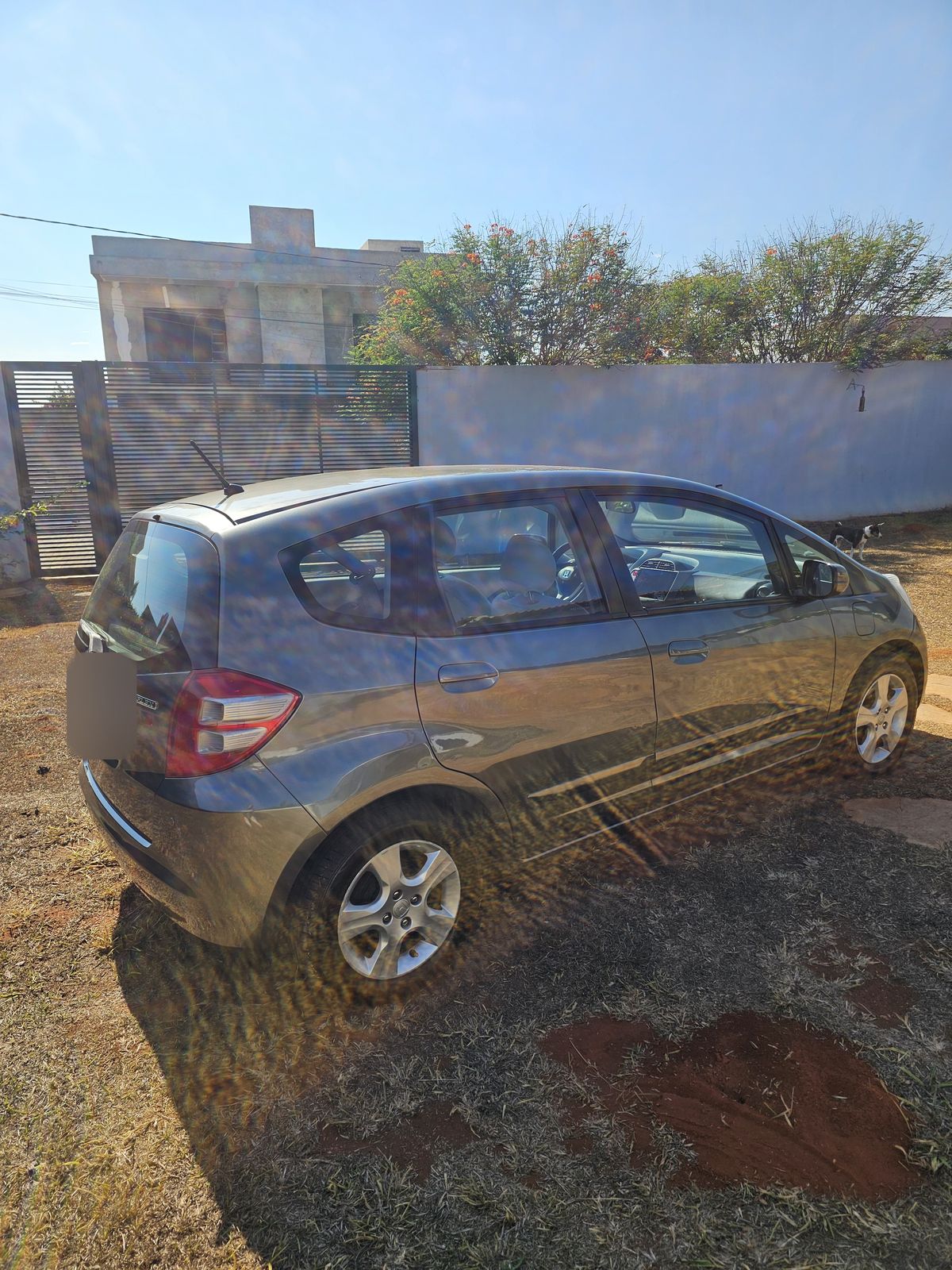 Lateral do Honda New Fit 2009 com rodas de liga leve