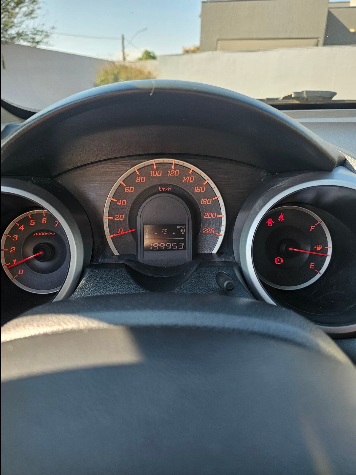 Painel de instrumentos do Honda New Fit marcando 199.953 km