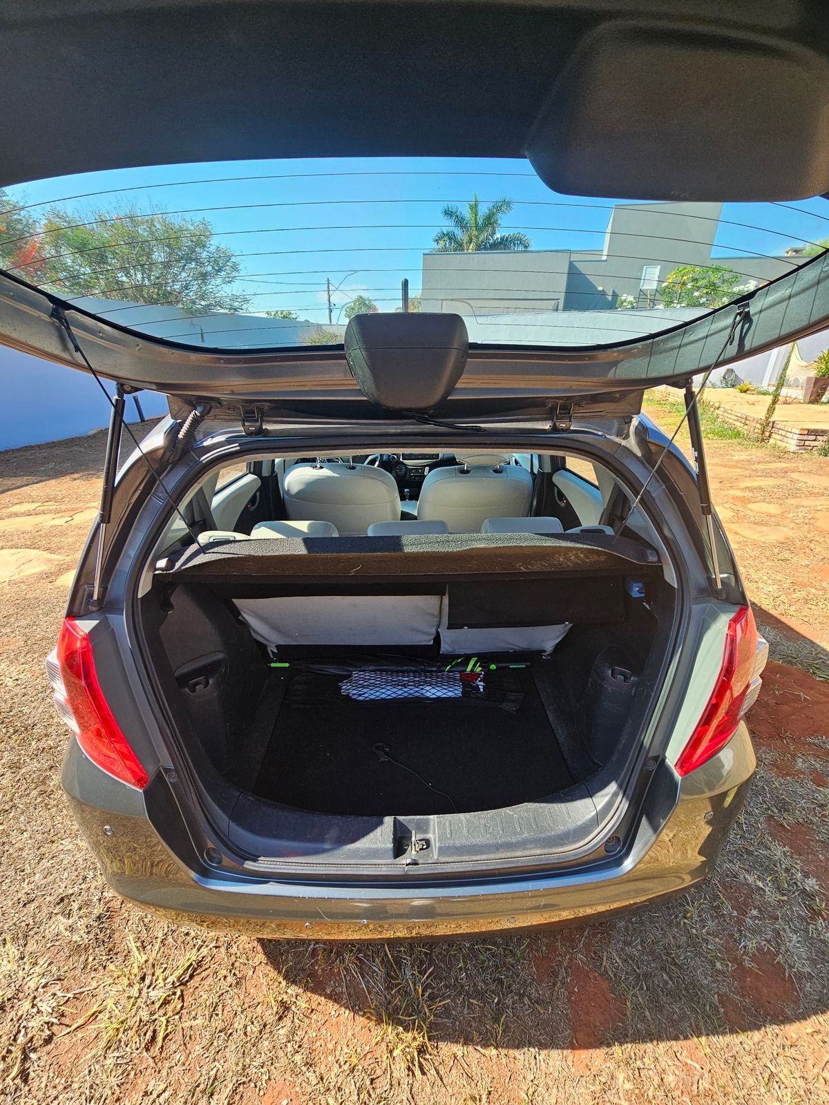 Porta-malas aberto do Honda New Fit 2009