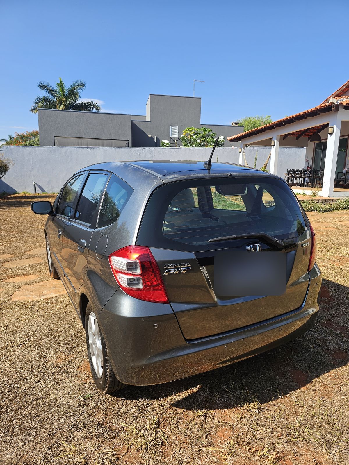 Traseira do Honda New Fit 2009 com lanternas verticais